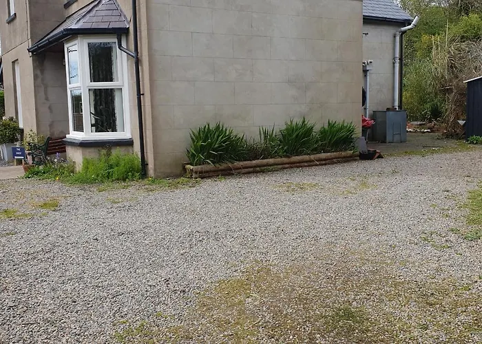 The Manse Featuring The Daisy Camrose